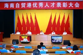 海南表彰优秀人才 刘赐贵向骆清铭院士颁发300万元奖金图片