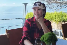 曾是国内知名主持人，今红黑格纹俏丽显瘦，中年女性就该这样穿图片