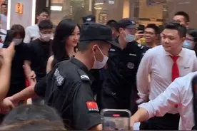 宁波：景甜现身商场，笑容甜美一脸自豪感，保安们拉手围起来开路图片