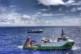 “奋斗者”号下潜到万米深海，发现海底并非一片沉寂图片