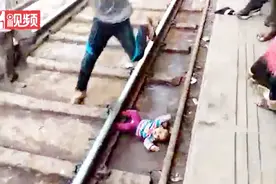 吓得肝儿颤！印度1岁女婴掉下站台 车轮下幸存视频封面