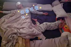 孩子睡相不好、爱踢被子，是身体不舒服吗？事实恰恰相反图片
