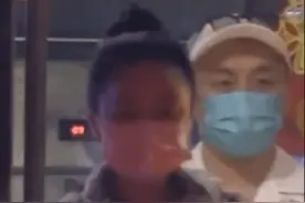 周迅与男子牵手同回酒店，男方身份曝光，将周迅的手放裤兜里好甜图片