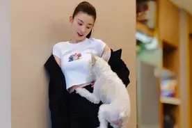 宋祖儿比例太好了！露脐装配喇叭裤165穿成180，胸以下全是大长腿图片