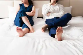 不信任的爱情终将走向失败，这些不信任对方的行为一定尽早改正！图片
