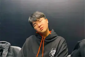 姿态逗粉丝，不小心曝光了自己的豪宅，原来真的能在黄浦江捞猪图片