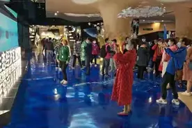 今年首艘五星级豪华游轮驶抵岳阳，400云南客人翻越三峡来看楼图片