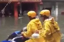 “开快艇送外卖？”“安排”！网友：这年头没点装备都不敢送餐了图片