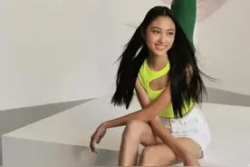 任达华妻子晒15岁女儿任晴佳写真 大长腿遗传妈妈超模基因图片