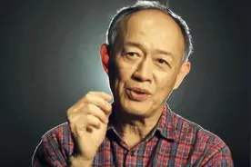 不婚族金士杰，为啥却娶小25岁学生60岁得龙凤胎，69还拼奶粉钱？图片