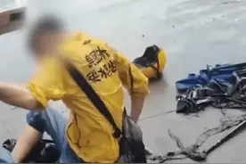 钓个鱼至于？广州外卖小哥跑去钓鱼结果被雷劈，这算工伤吗？图片