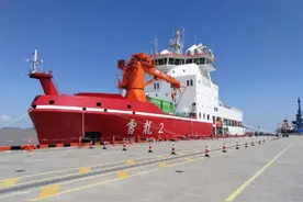 独创双向破冰技术，中国新一代破冰船火了，将10米高冰川直接掏空图片