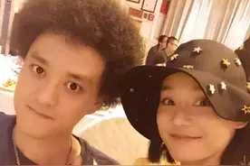 赵英俊治病两年未婚妻不离不弃，他离世时女方紧紧抱着遗体不放图片