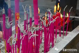 新加坡安哥假扮灵媒骗钱、性骚扰女子，被判坐牢8个月图片