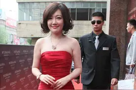 薛佳凝的“娃娃脸”太犯规，明明穿紧身裙秀身材，但却带着可爱感图片