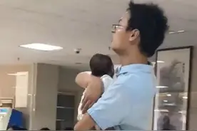 “慌乱”奶爸走红网络，抱着刚出生宝宝如临大敌，笑翻一众网友图片
