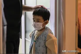 4岁宝宝再三发问，句句戳心，爸爸：“长大了，就懂了。”图片