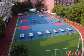 排方形队形参加开学典礼 | 图集图片