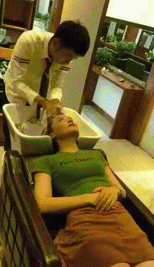 男孩子出门在外，一定要保护好自己——搞笑动图GIF图片