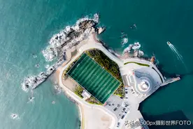 惊艳的海边足球场，来一场酣畅淋漓的球赛吧图片