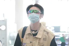 王琳凯戴镭射墨镜炫酷有型 狮子头项链霸气时尚潮翻天图片