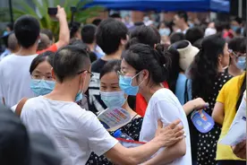 儿子高考估分700多，父亲发朋友圈炫耀“清华见”，结果被泼冷水图片