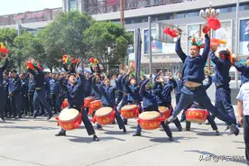 尽职破案挽损失 企业致谢来慰问——龙钢公司慰问感谢韩城市公安局侦破“闫某青等人盗窃龙钢钢铁原料案”图片