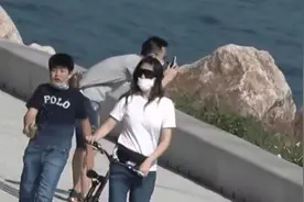 陈慧琳素颜去公园，穿牛仔裤不遮掩胯宽，就算身材发福也漂亮！图片