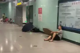 郑州地铁死亡12人，5号线亲历者：耳边出现“姐你醒醒”“老公你醒醒”呼喊图片