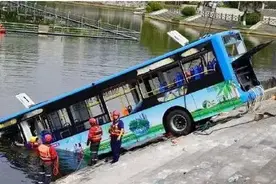 公交车坠入水库事件后续，一个令人愤怒的网渣！图片