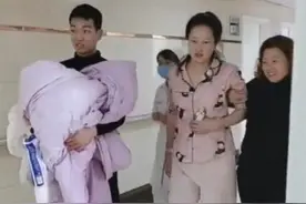 “最霸气产妇”火了，顺产完自己走出产房，网友感叹：女中豪杰图片