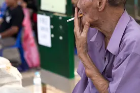 劝别人戒烟，医生自己却抽个不停？调查14611名医生，看结果如何图片