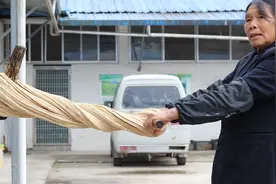麦芽糖儿时的零食，农村奶奶古法熬糖，很多城里人没见过视频封面