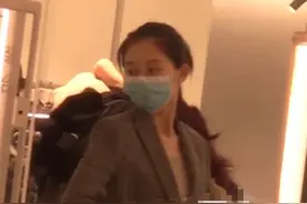 苗苗产后与母亲逛街似少女，当众脱衣试衣服，内衣照被偷拍惹争议图片