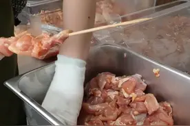 国外街头的烤大肉，肉腌制的绝对入味儿，再来杯啤酒岂不是完美图片