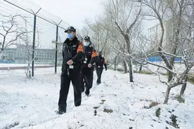 坚守55天后，回归！监狱大门走出黑压压的人群中，各有各的温情瞬间图片