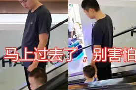 妻子逛商场偶遇老公和儿子，父子俩“视若无睹”：害怕极了图片