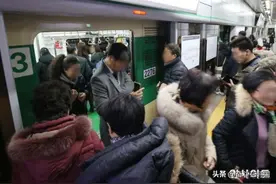 背双肩包·拎炸鸡也被骂：韩国人是太严格还是没事找事？图片