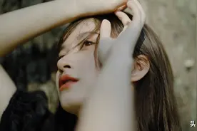 森林仙气美女，彩蝶水袖舞清风，暖玉生烟琴几何。图片