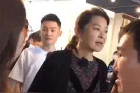 倪萍减肥之后，脸部松垮更显老，穿碎花裙腰还那么粗图片