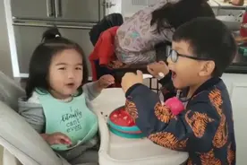 何洁晒三胎女儿近照，6岁七宝给妹妹讲故事喂饭，"哥哥力"十足图片