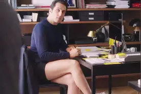 小伙穿短裤上班，深得女上司喜爱，原来男人还可以这样！视频封面