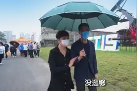 冯远征与大8岁妻子同框，为梁丹妮打伞好温柔，携手28年太恩爱图片