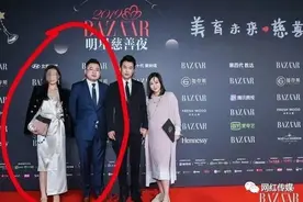 辛巴为兄弟介绍对象，女网红主动撩衣“抛媚眼”，男方下跪求饶。图片