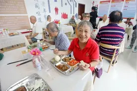 “胡同味道”解决社区老人就餐难题 天安门广场大花篮开始搭建图片