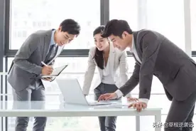 混迹职场二十年，至今才明白：工作越勤奋越被人看不起，扎心了图片