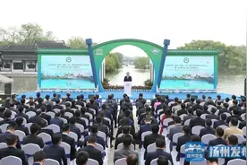今天《新华日报》头版聚焦扬州“烟花三月”国际经贸旅游节开幕图片