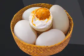 买来的海鸭蛋一戳就流油，还以为是坏的，吃了才知道买到好东西了图片