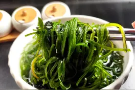 这个压缩海带丝太新奇了，这么小却能泡一大盘，尝尝味道怎么样？图片