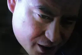 《悬崖》：递烟拍肩膀到拍头 周乙这些深意 可惜张平钧再没机会明白图片